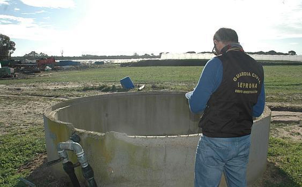 Un agente de la Guardia Civil revisa un pozo en el entorno de Doñana en una imagen de archivo