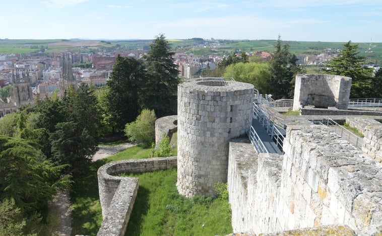 Un hombre  se atrinchera en el castillo de Burgos armado con piedras