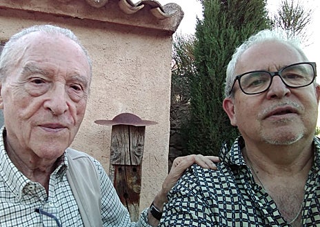 Imagen secundaria 1 - Los escritores y estudiosos Antonio Lázaro y José Manuel Ortega en la finca de este en Santa María del Campo Rus. En el prado de alza el monolito en memoria de Jorque Manrique, realizado por el Ortega escultor (es un hombre polifacético) y, tras ellos dos, en la imagen, pude verse su 'Don Quijote', de madera, como Clavileño.