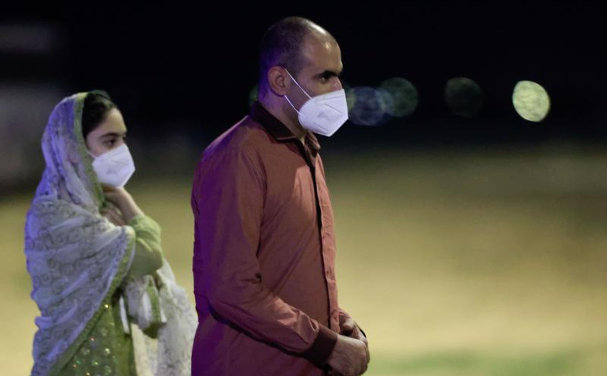 Una pareja de afganos a su llegada a Torrejón de Ardoz desde Islamabad este miércoles