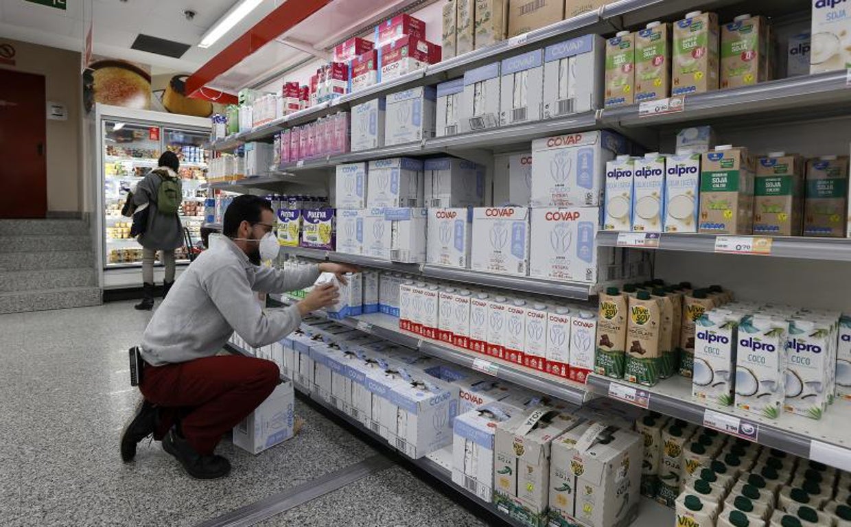 Dos clientes compran en un supermercado de Córdoba