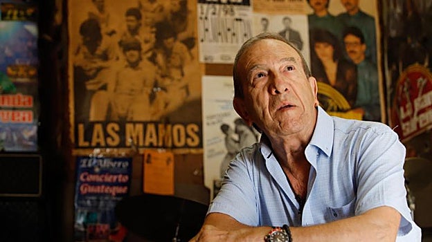 El músico posa para la entrevista delante de unos carteles antiguos