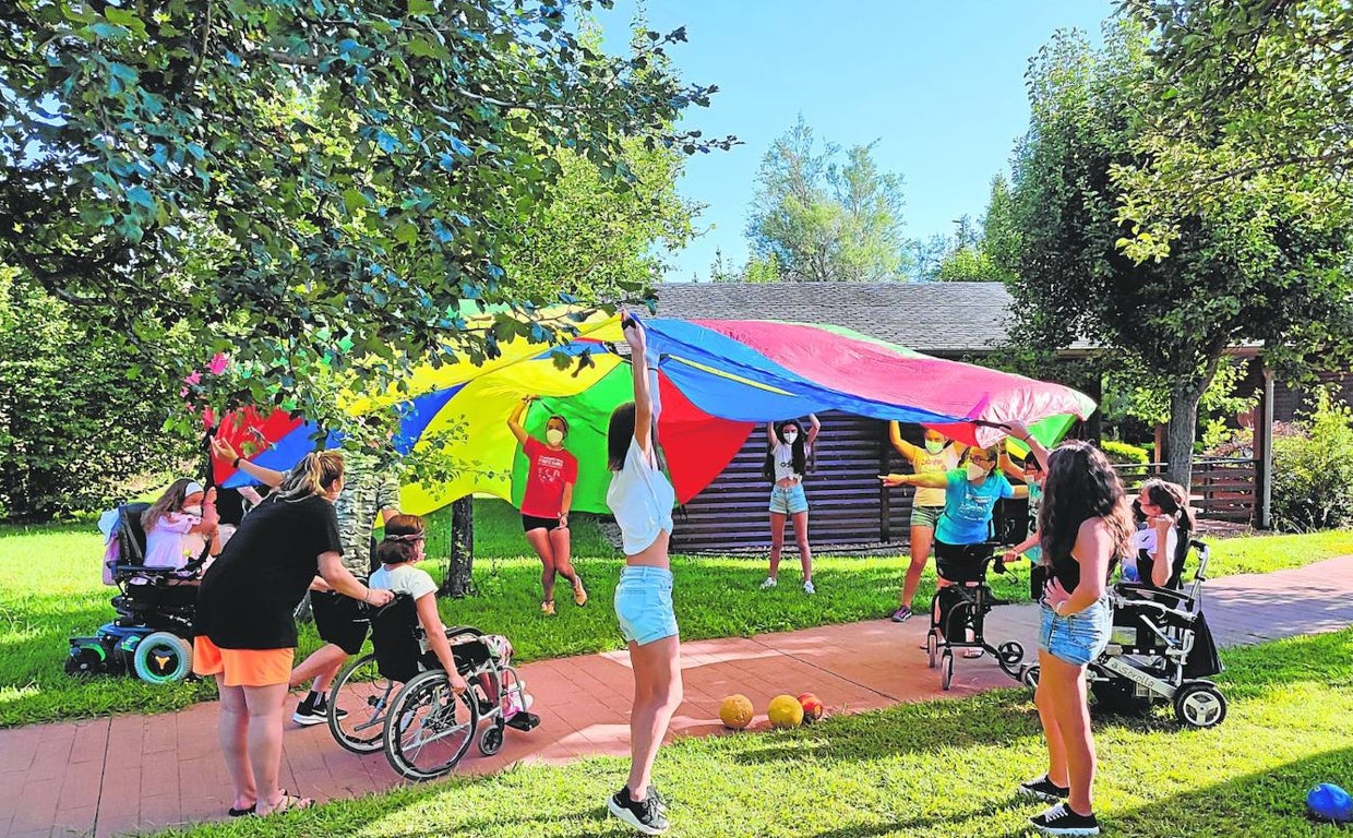 Un juego con paracaídas en la edición de 2021 del campamento de Aspaym en Cubillos del Sil (León)