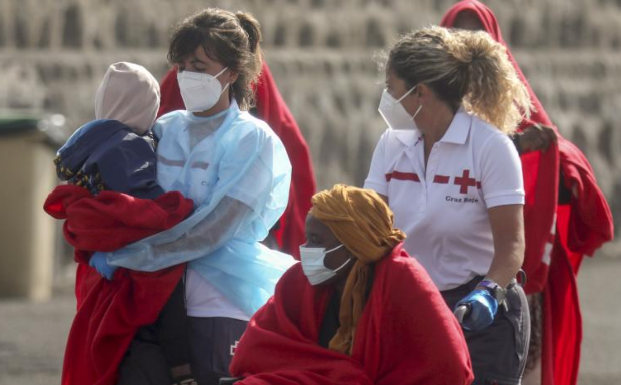 Un bebé y varias mujeres en el desembarco este viernes en Lanzarote
