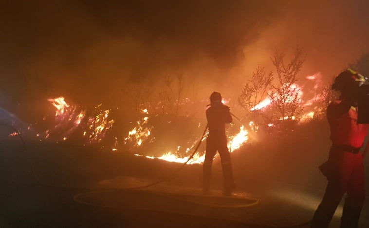 Desalojan varios municipios por el incendio que causó un rayo este sábado en el interior de Alicante