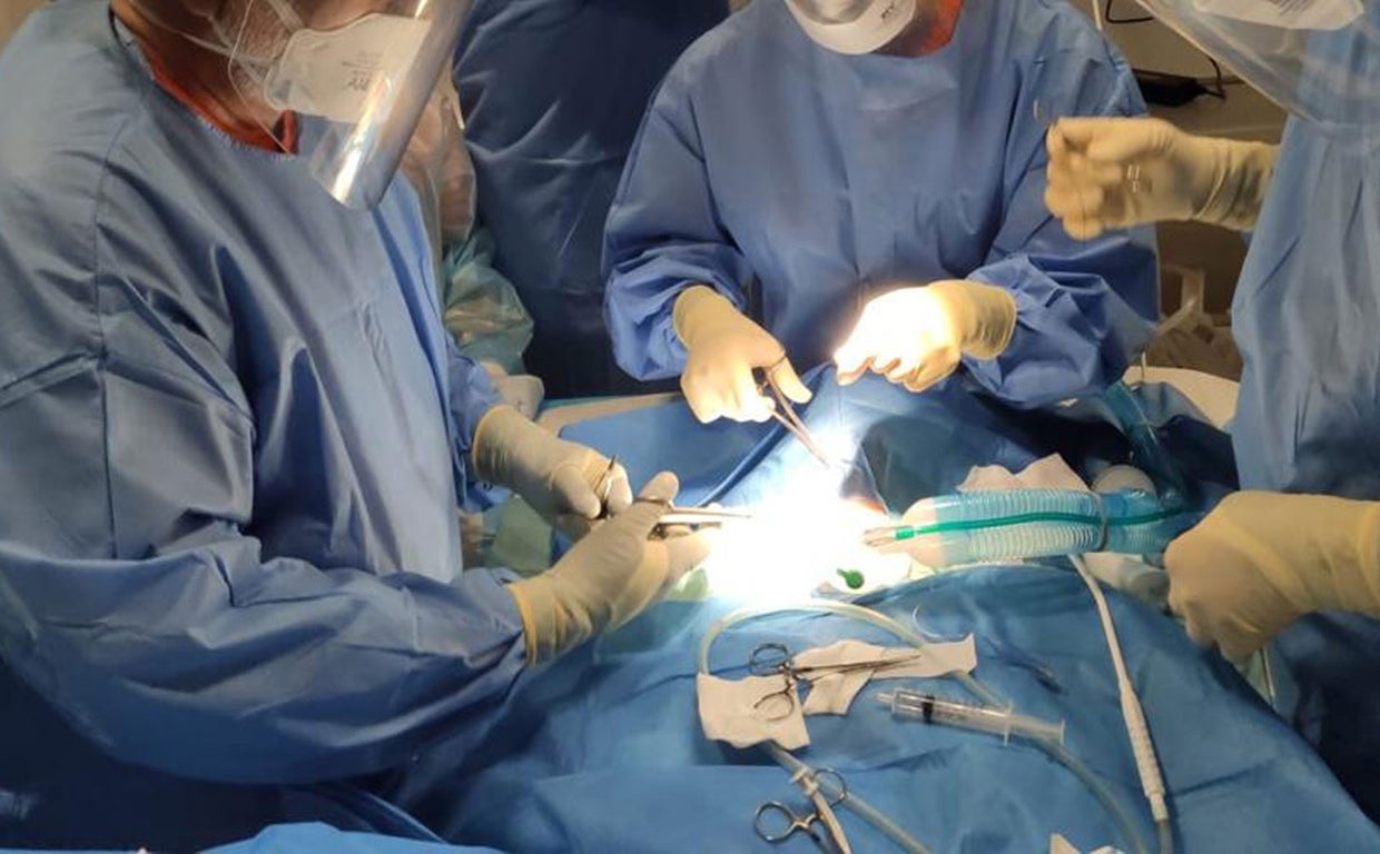 Médicos en medio de una operación en una imagen de archivo