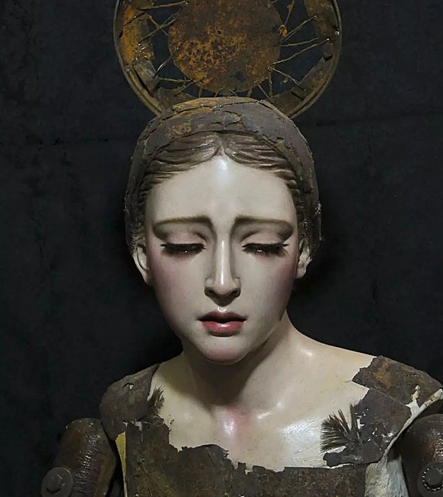 Vista frontal de la cabeza y los hombros