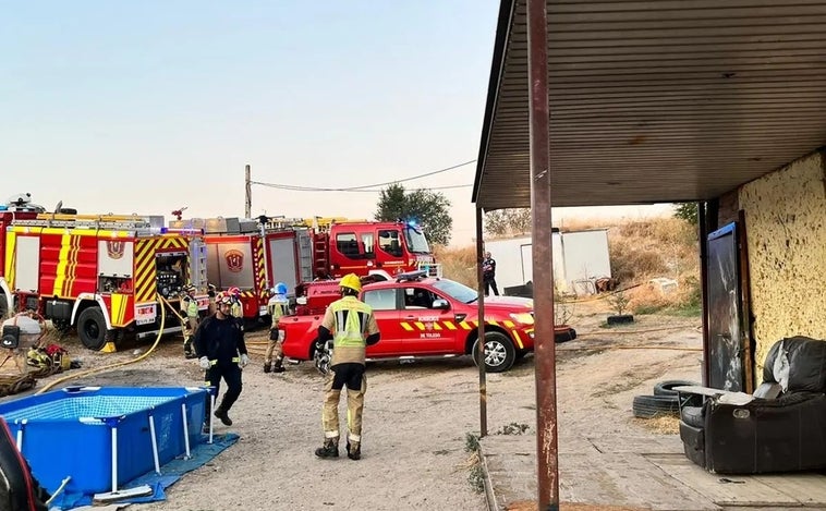 Los bomberos han acudido al incendio del Cerro de los Palos con protección policial