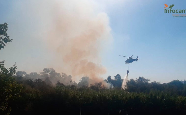 Un helicóptero del Infocam se incorpora a la extinción del incendio en la isla del Tajo