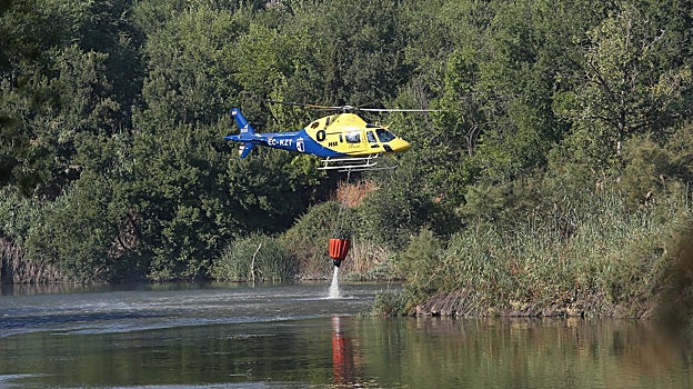 El helicóptero del Infocam recarga agua del Tajo