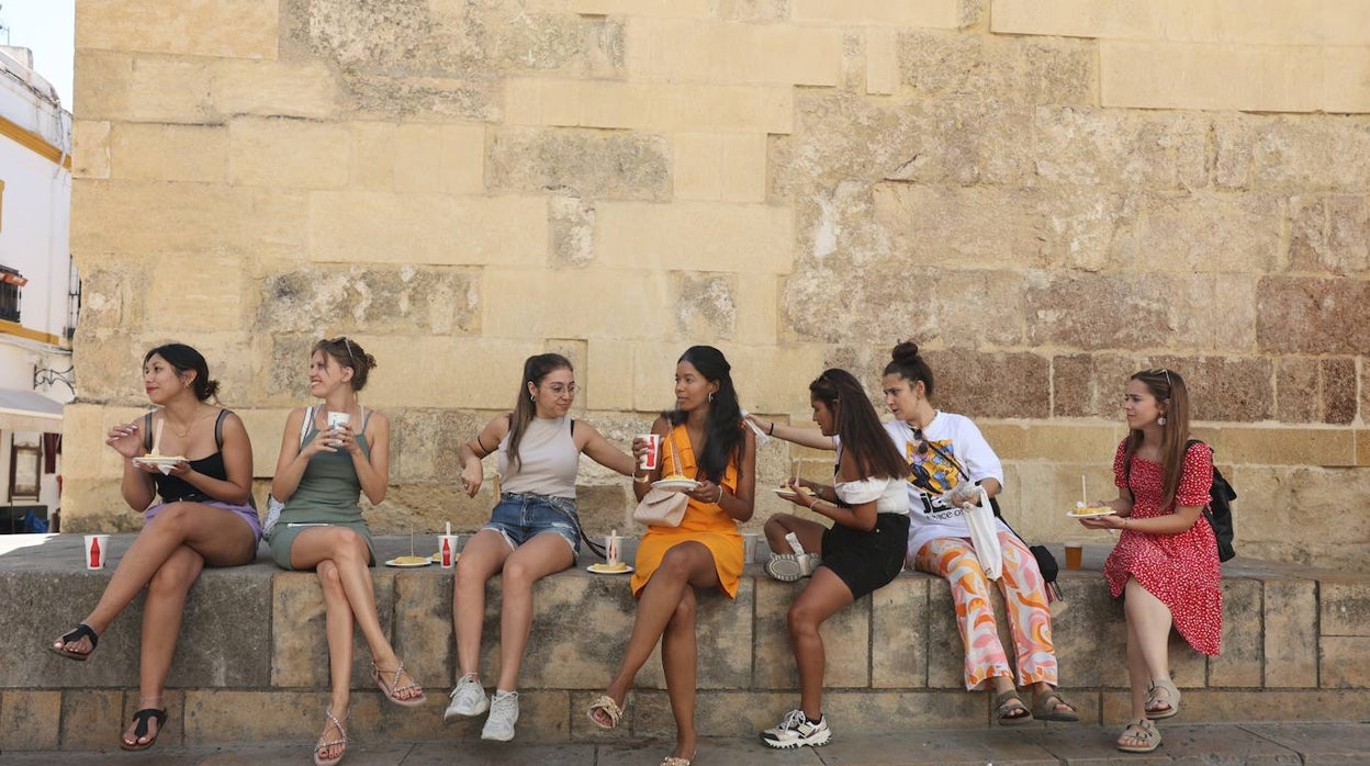 Los turistas en Córdoba durante el puente: «ahorran y lo ven todo más caro»