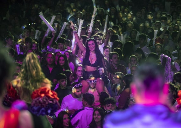 Imagen secundaria 1 - Luces, decibelios y una legión de fans