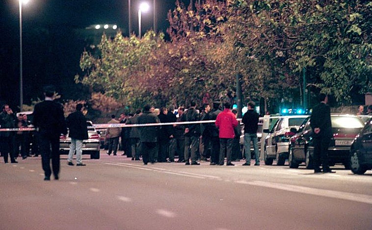 Imagen principal - Lugar del asesinato del exministro y diputado del PSC, Ernest Lluch