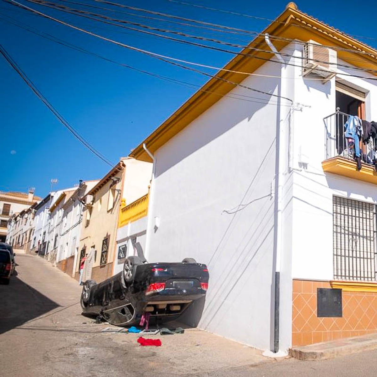 Los vecinos de Íllora piden el «destierro» y asaltan las casas de los principales sospechosos tras la agresión mortal