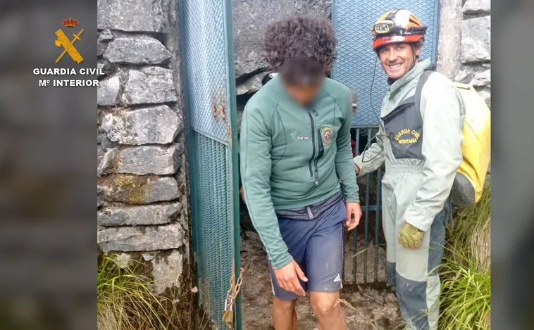 Rescatados padre e hijo tras quedar atrapados durante 23 horas en una cueva de Velilla del Río Carrión (Palencia)