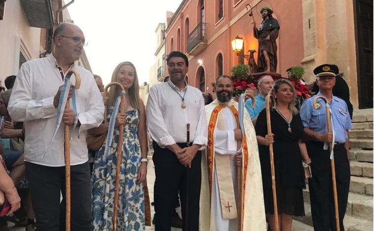 San Roque sale en procesión tres años después y emociona a Alicante