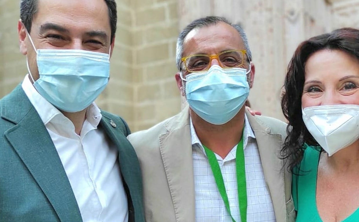 Miguel Ángel García, entre el presidente de la Junta y la exconsejera de Igualdad