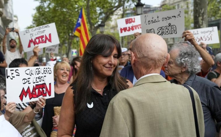 La contradicción de Laura Borràs: condena los gritos pero no las protestas en el minuto de silencio por las víctimas del 17-A