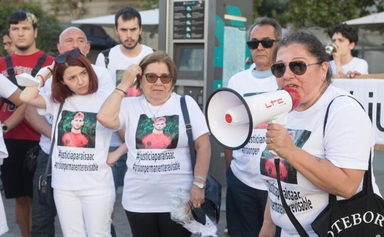 Bandas latinas: Protesta contra la salida de los menores acusados de matar al rapero de Pacífico