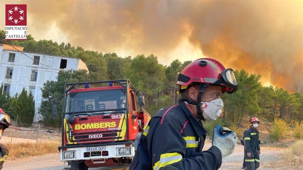 Efectivos del Consorcio Provincial de Bomberos de Castellón, en tareas de extinción este jueves