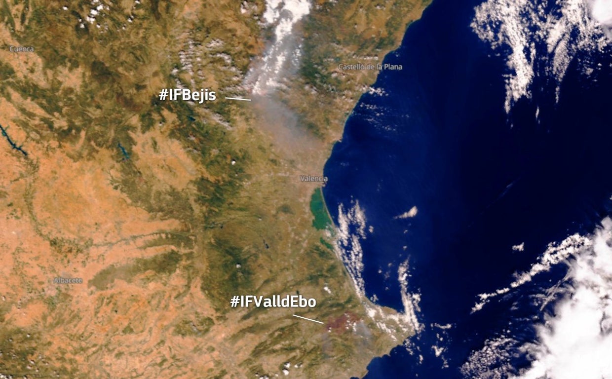 Así se ve el humo de los incendios forestales de Bejís y Vall d&#039;Ebo desde el espacio cuando ya llega a Formentera e Ibiza