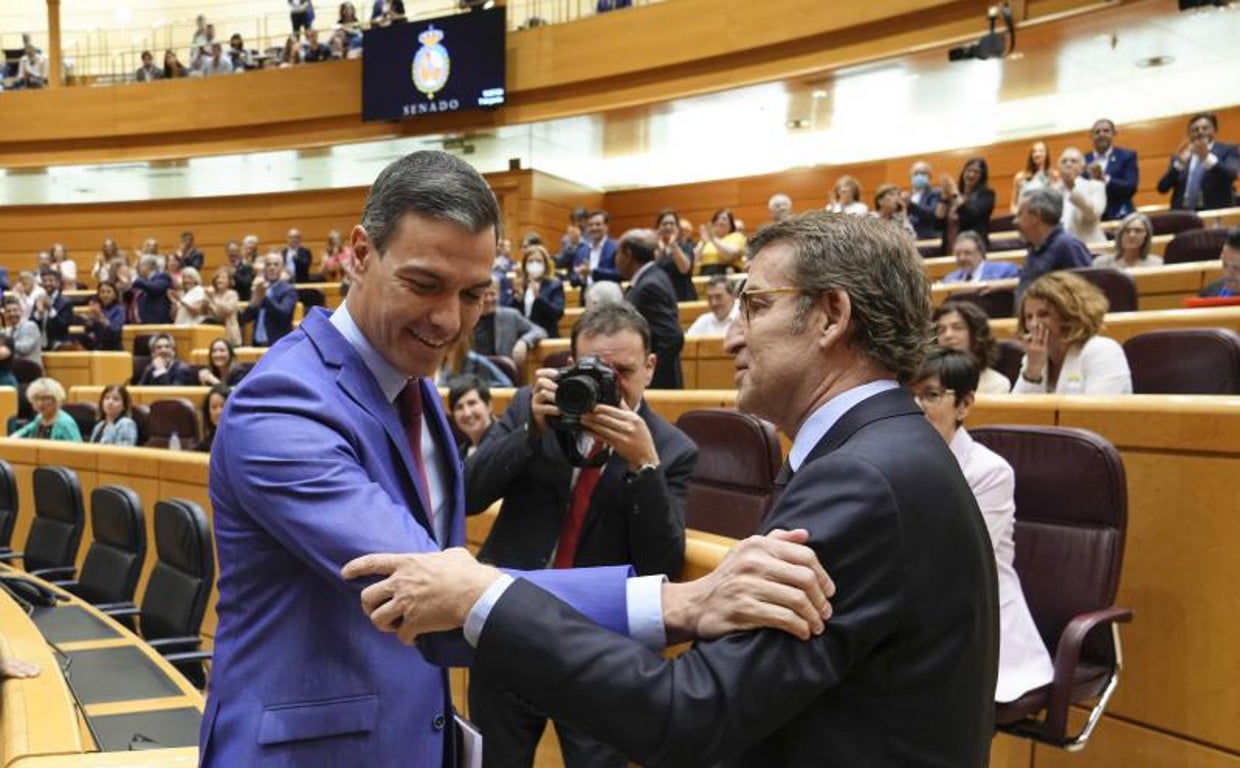 El presidente del Gobierno, Pedro Sánchez, junto al líder del Partido Popular, Alberto Núñez Feijóo, en el Senado | Vídeo: Feijóo asegura que desconocía el acuerdo de su partido con el Gobierno para reformar el Poder Judicial