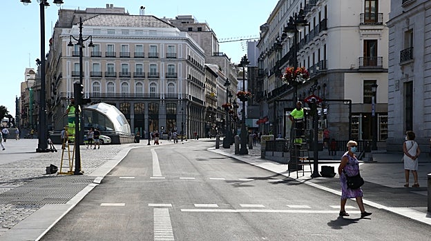 Imagen antes - La Puerta del Sol, el primer día de su peatonalización, en 2020, y este jueves