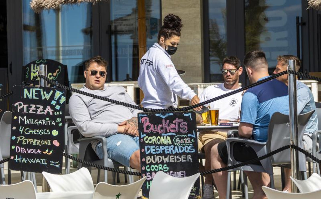 Una camarera en un bar en Benidorm