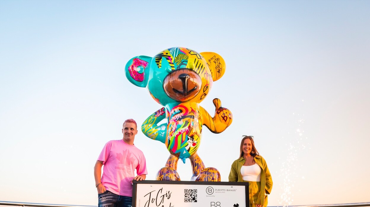 JoGis Art llena Puerto Banús de osos para dar felicidad a los turistas y buscar el cliente familiar joven