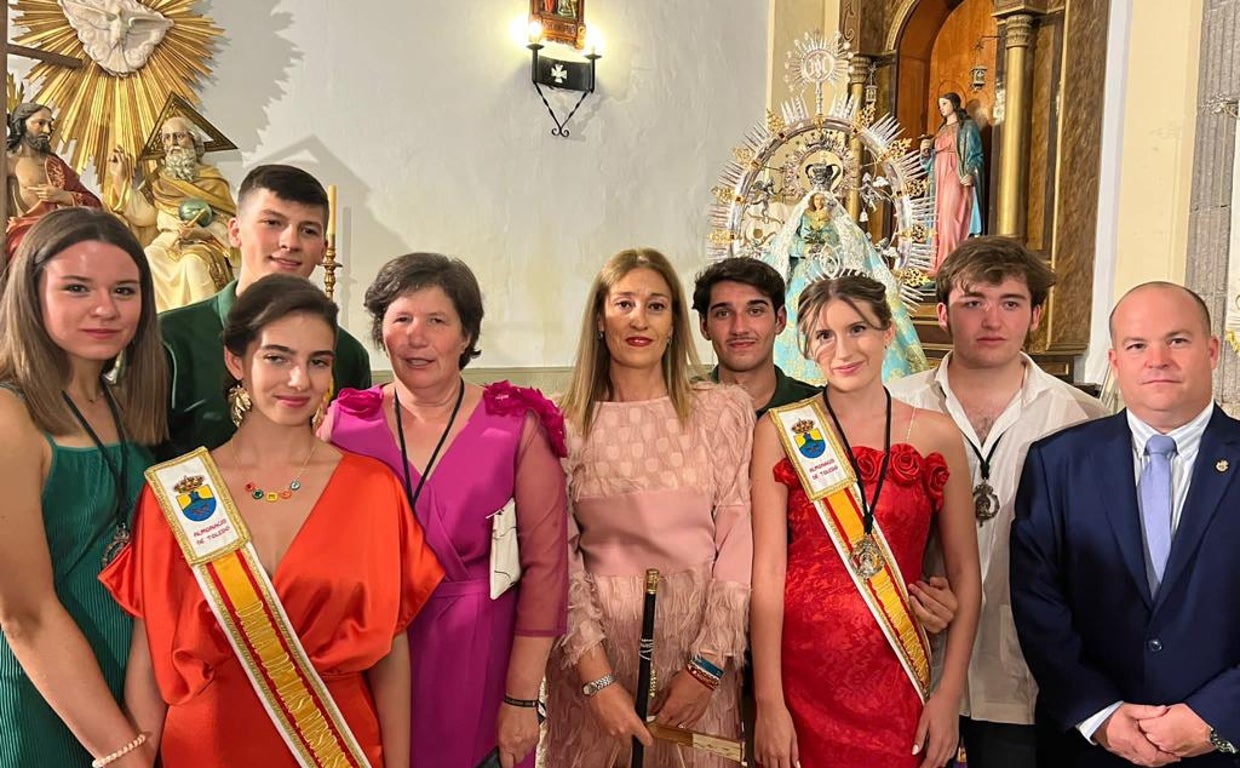 La alcaldesa con las reinas de las fiestas, miembros de la corporación y vecinos ante la imagen de la virgen