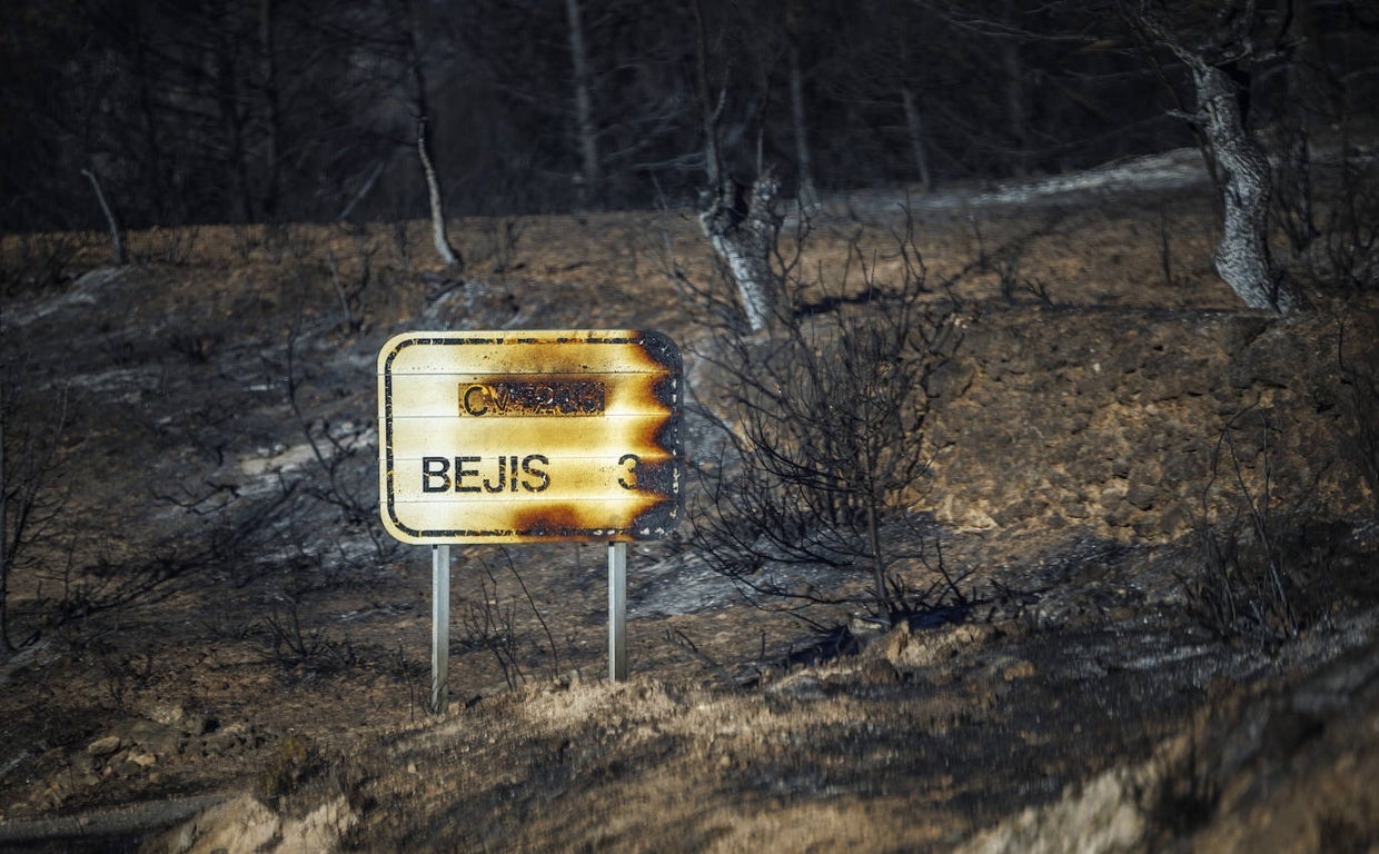 Imagen de la carretera que une las localidades castellonenses de El Toro y Torás, con los alrededores calcinados debido al incendio forestal de Bejís