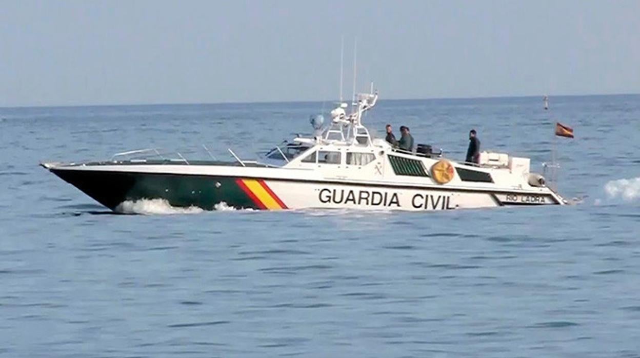 Hallan un cadáver hundido en el mar en la costa entre Marbella y Mijas