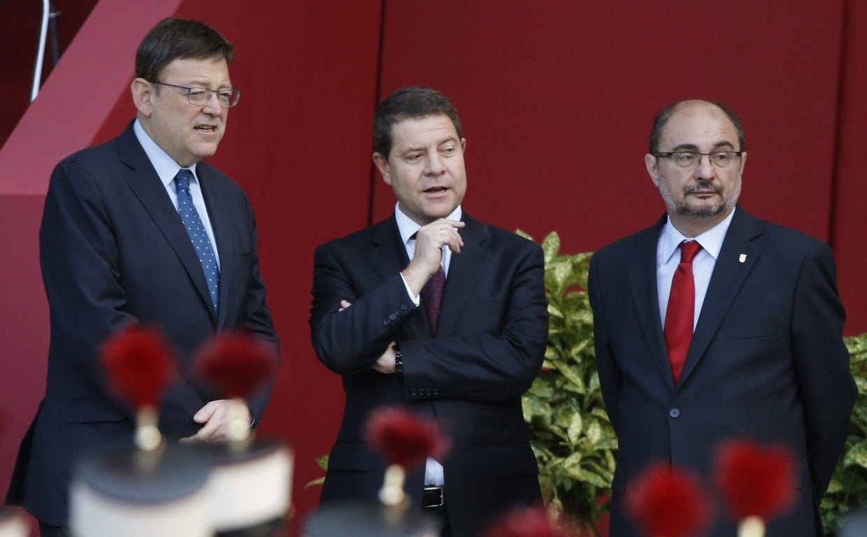 El presidente de la Comunidad Valenciana, Ximo Puig, el presidnte de Castilla-La Mancha, Emiliano García Page y el presidente de Aragón, Javier Lambán, en el desfile del Día de la Fiesta Nacional