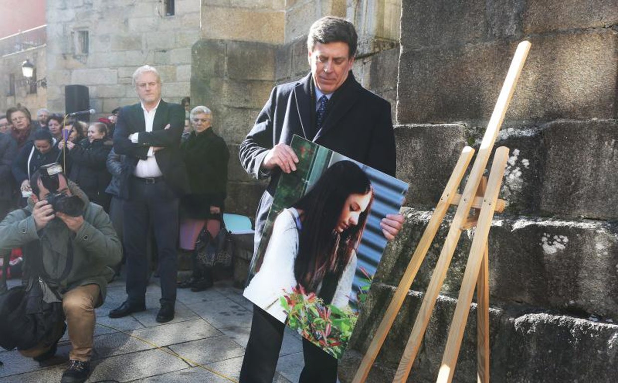 Juan Carlos Quer con una foto de su hija en una imagen de archivo de un homenaje en A Pobra