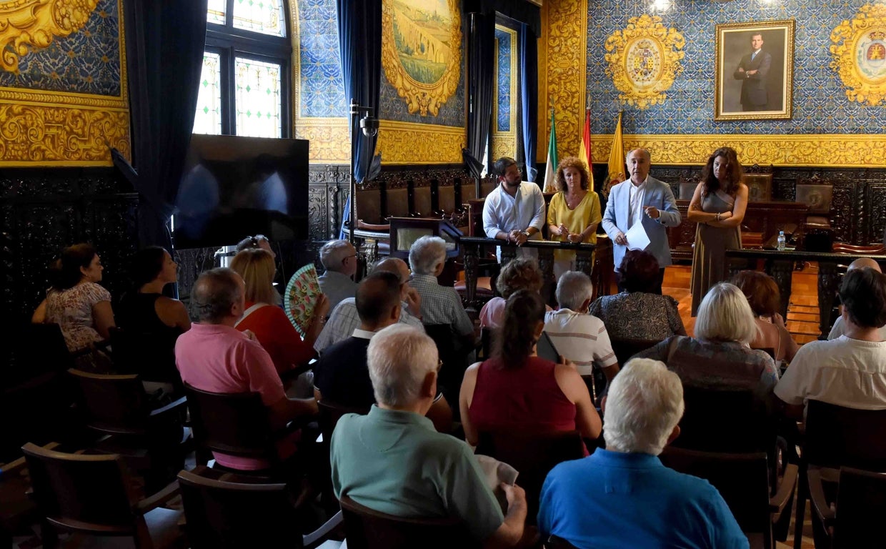 El alcalde y responsables municipales, en la reunión con el movimiento vecinal