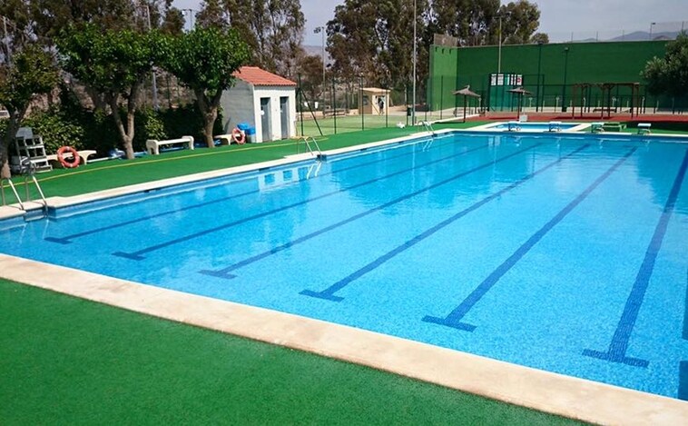 Un pueblo de Alicante planea exigir los antecedentes penales para entrar a la piscina pública