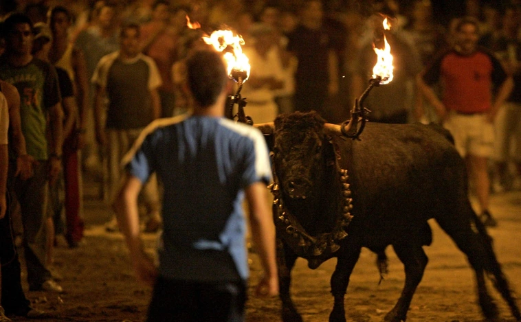 Polémica en el municipio valenciano de Náquera tras encender dos niños el toro embolado