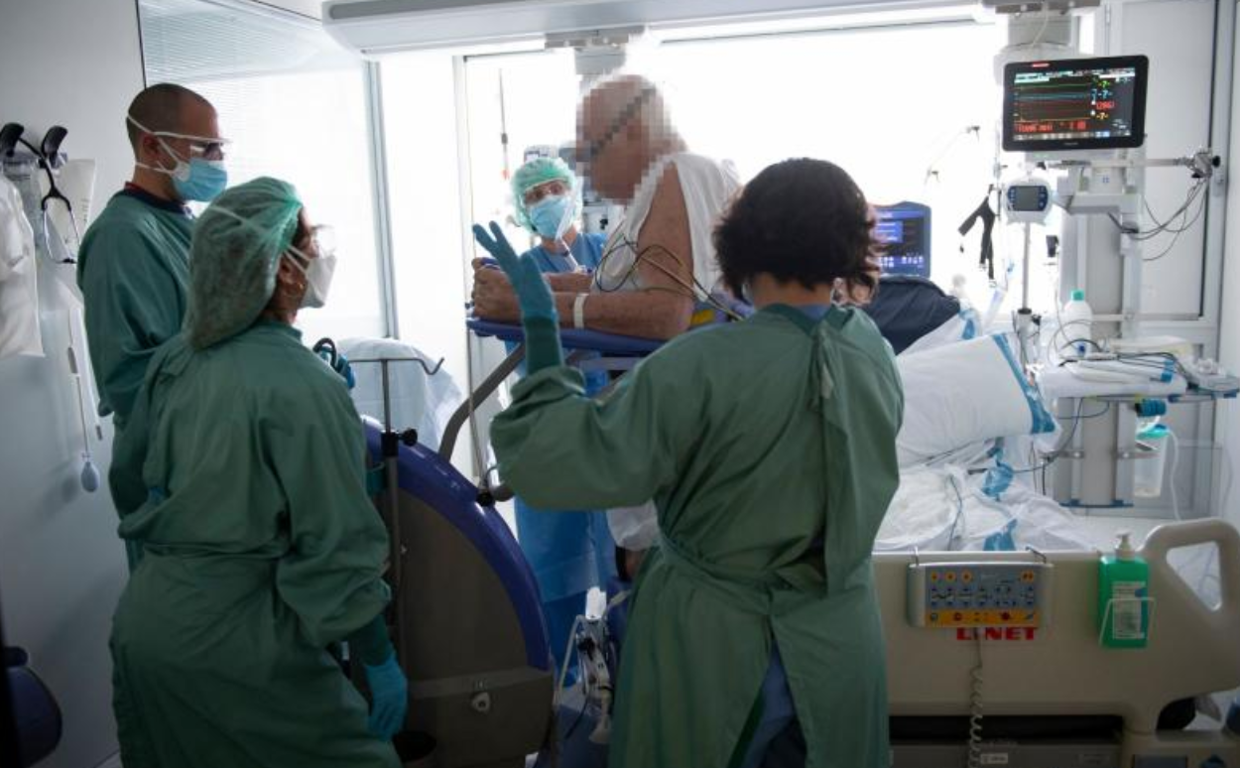 Hospitalizado por Covid en Barcelona es atendido por el personal sanitario