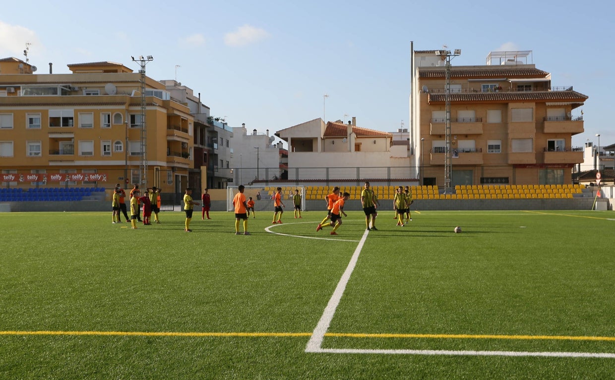 Campo de fútbol de césped artificial