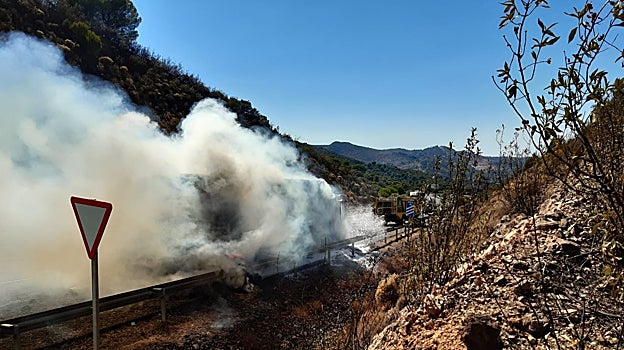 El Infoca colaboró este verano con los bomberos de Córdoba en un fuego en este fuego en un camión de paja en la N-432 para impedir que se extendiera