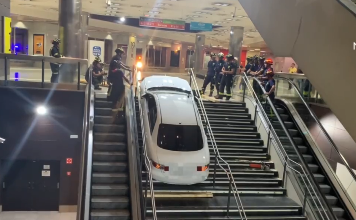 El coche atrapado en las escaleras del intercambiador de Plaza Elíptica tratan de sacarlo los Bomberos