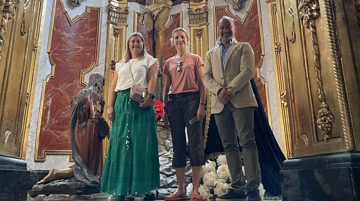 La Infanta Elena visita la capilla del Cristo de Mena en Málaga