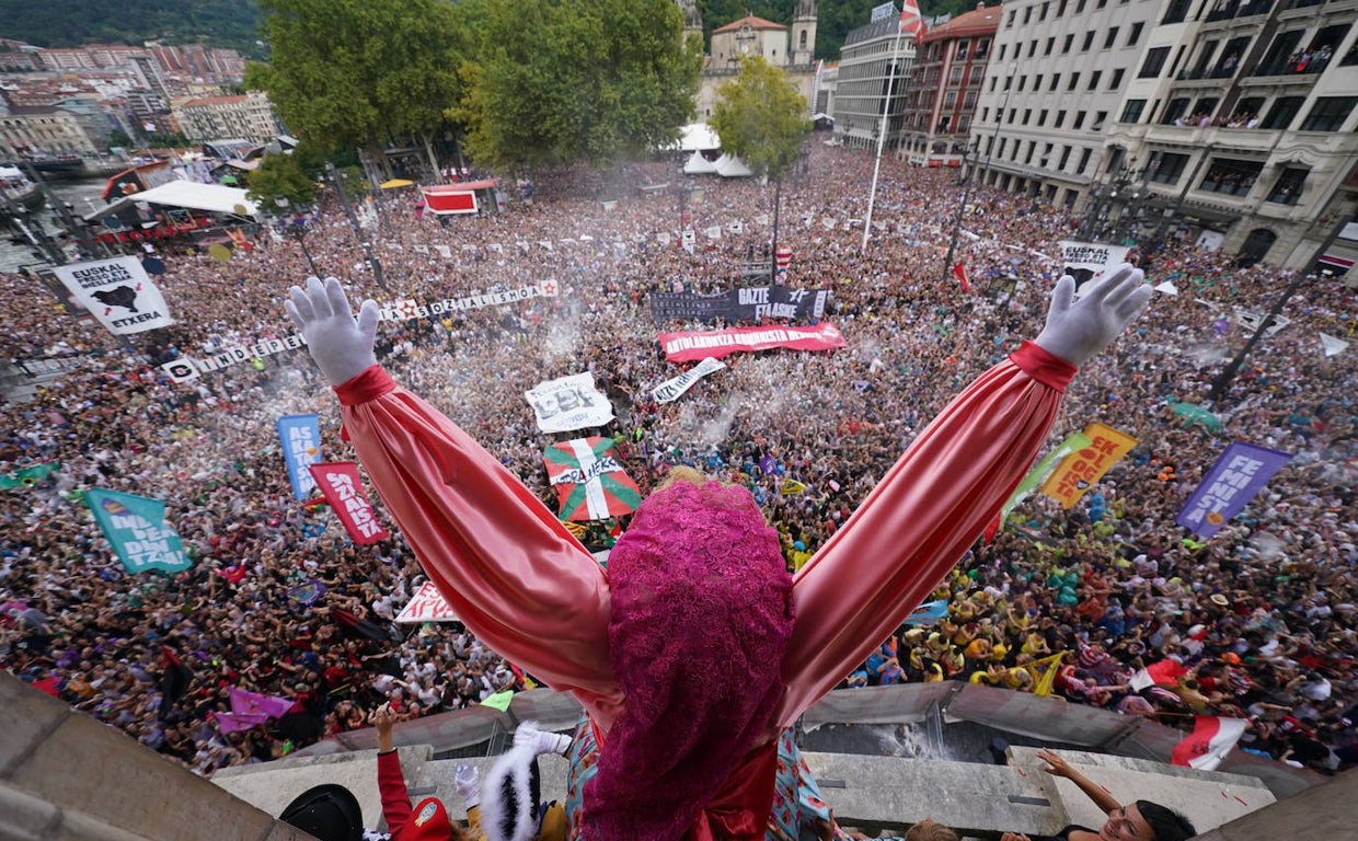 Bilbao celebra desde el pasado fin de semana su Semana Grande / Vídeo: Cadena humana en Bilbao contra las agresiones sexuales durante la Semana Grande (ATLAS)