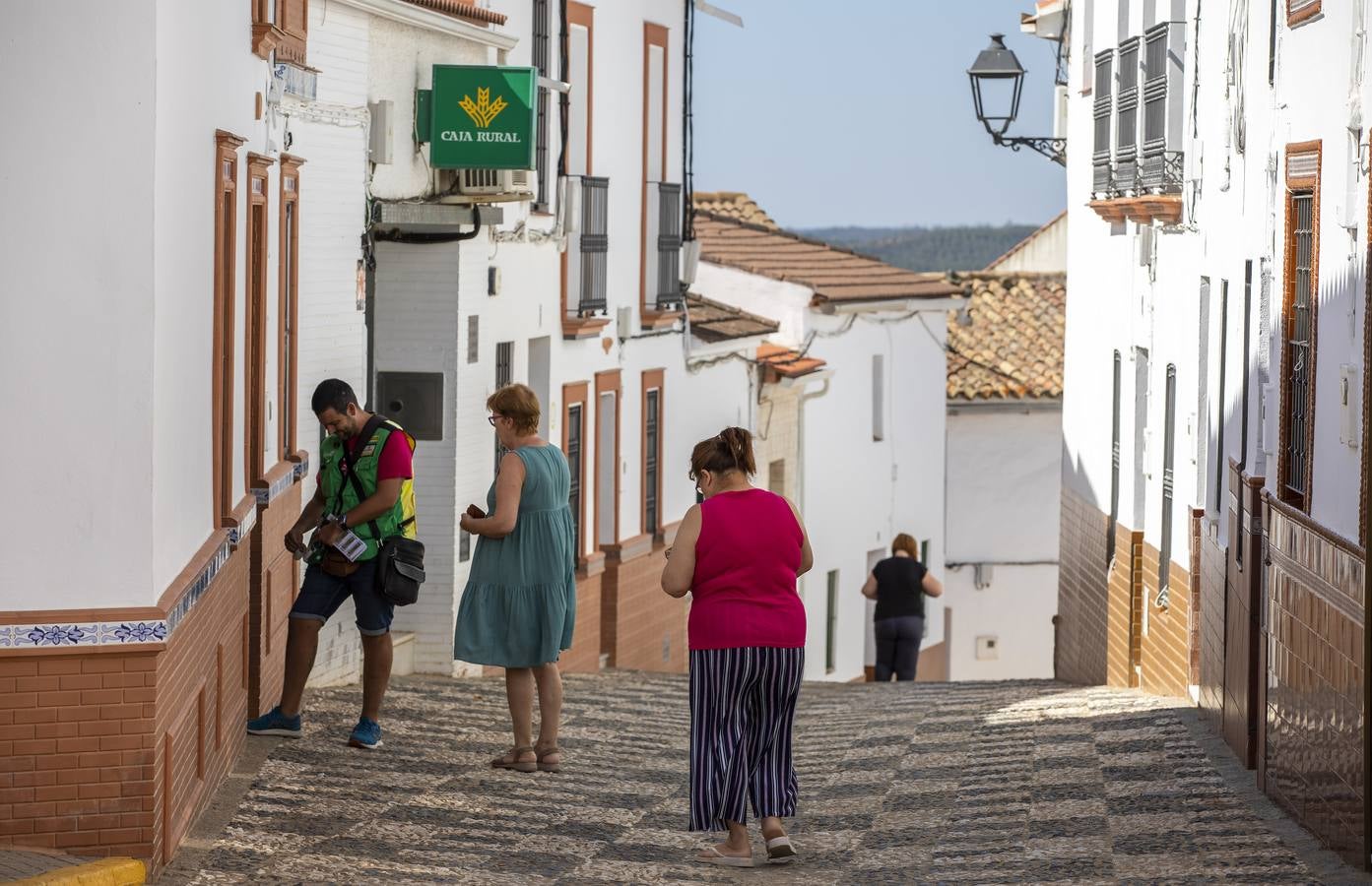 Reportaje gráfico sobre la situación de la población onubense de Berrocal transcurridos 18 años desde que sufriera un devastador incendio que afectó a su principal sustento económico