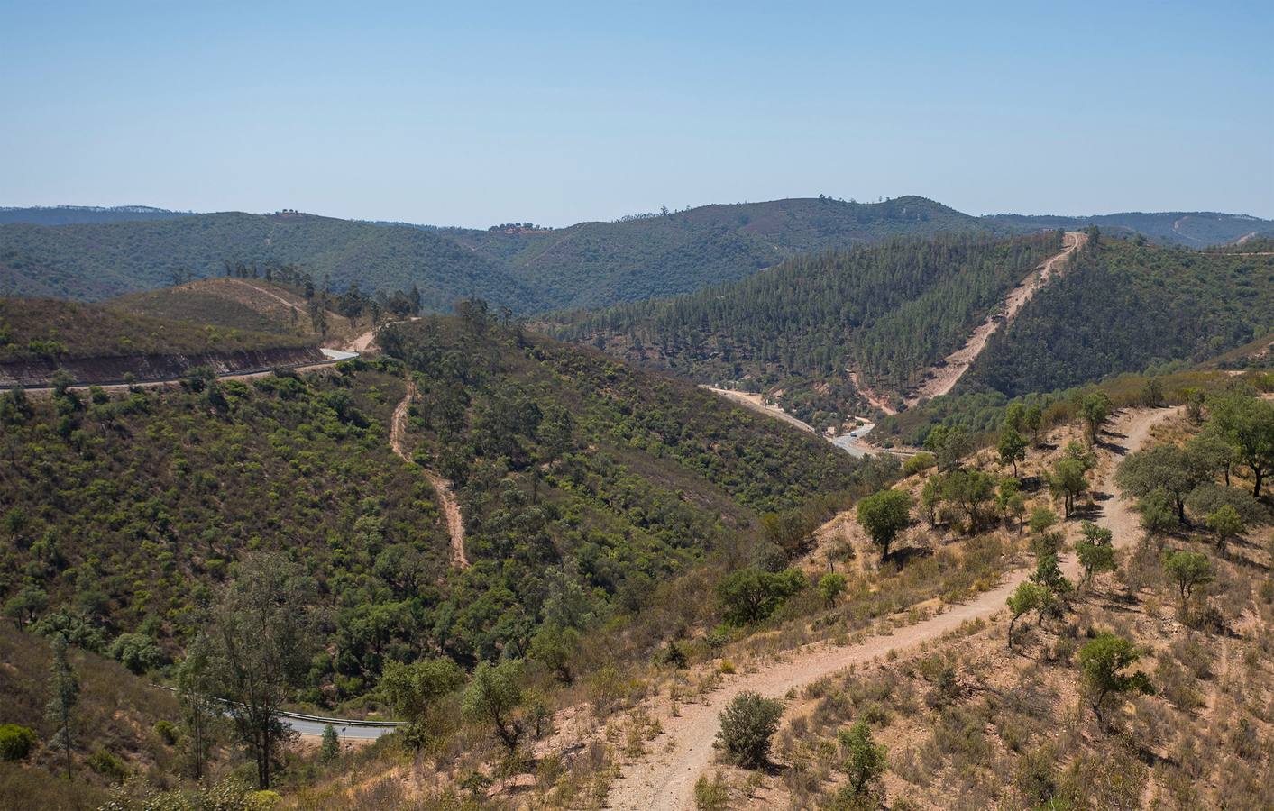 Reportaje gráfico sobre la situación de la población onubense de Berrocal transcurridos 18 años desde que sufriera un devastador incendio que afectó a su principal sustento económico