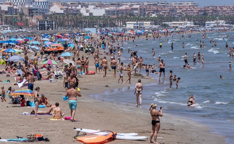 Bulos en playas y piscinas: de esperar dos horas para bañarse tras comer a orinar sobre picaduras de medusa