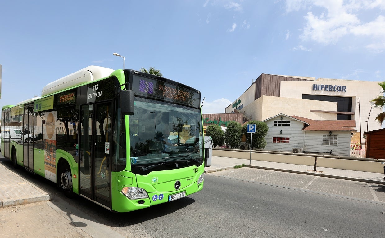 Un autobús de la línea 3 circulando junto al Hipercor