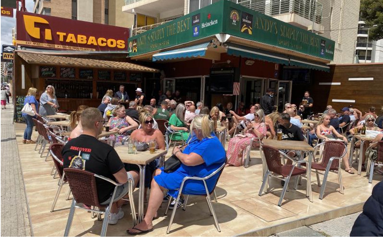 Un bar de Benidorm lleno de turistas