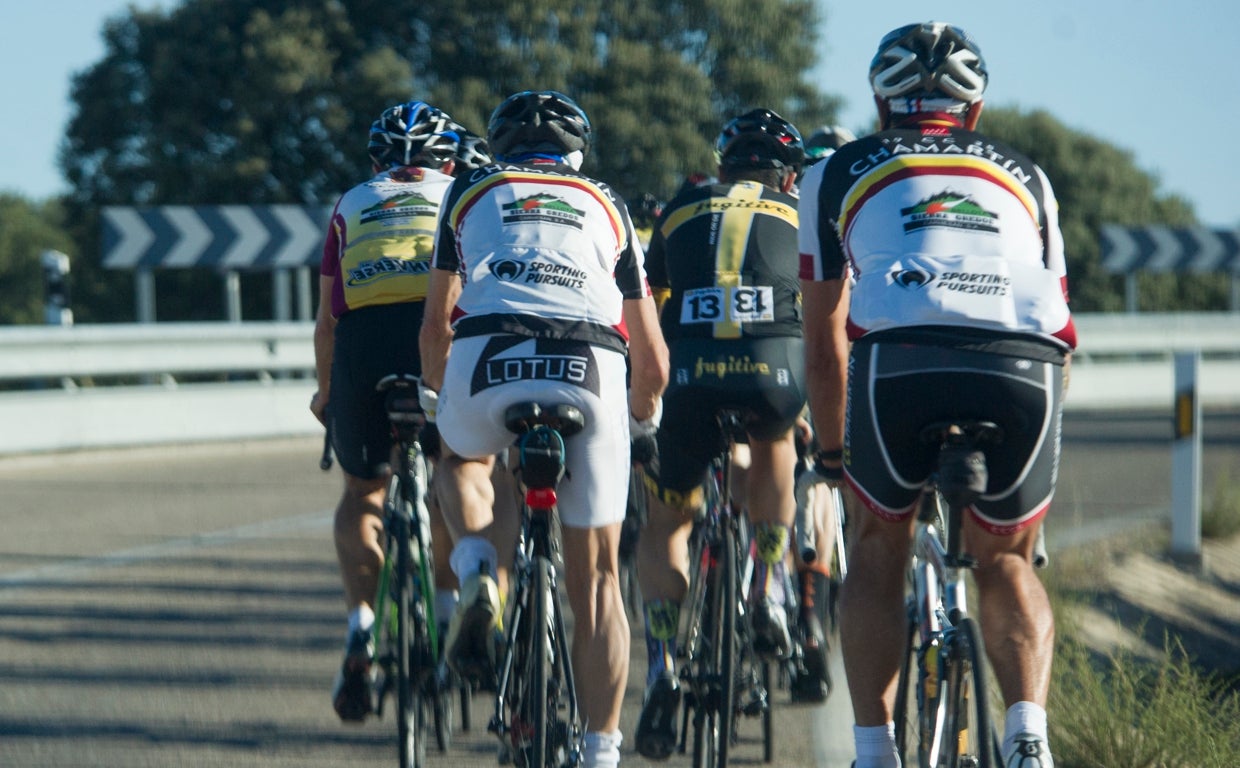Un grupo de ciclistas circula por una carretera de Colmenar Viejo
