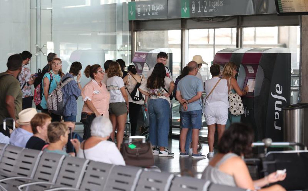 Imagen de las colas que se formaron el jueves 25 en la estación de Córdoba